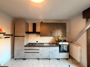 cucina completa di elettrodomestici