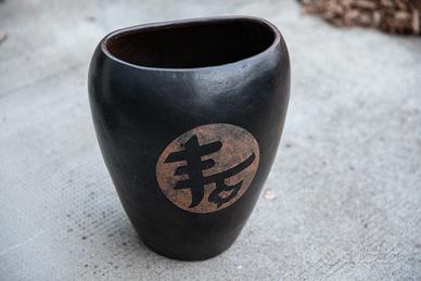 Grande vaso orientale in legno scuro con simbolo