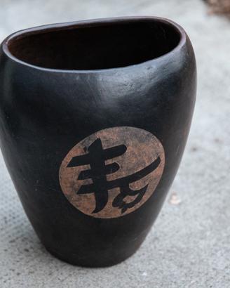 Grande vaso orientale in legno scuro con simbolo