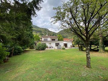Villa di 400 m² con più di 5 locali a Porlezza
