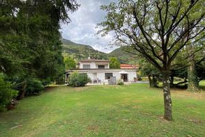 Villa di 400 m² con più di 5 locali a Porlezza