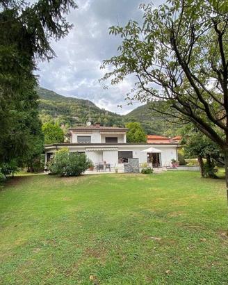 Villa di 400 m² con più di 5 locali a Porlezza