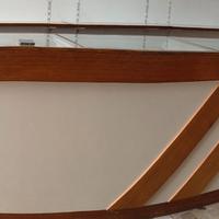 Arredamento interno scaffali e bancone in rovere