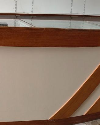 Arredamento interno scaffali e bancone in rovere