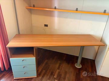 Scrivania da ufficio in legno