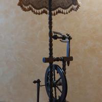 lampada antica con arcolaio filatoio in legno