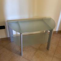 Tavolino in metallo con 2 ripiani in vetro