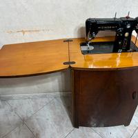 Macchina da cucito Singer con mobile in legno