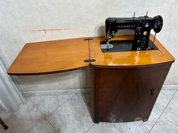 Macchina da cucito Singer con mobile in legno