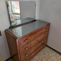 Cassettiera in legno con specchio