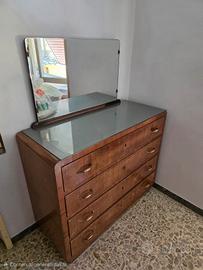 Cassettiera in legno con specchio