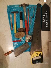 Strumenti in blocco. Sega 66cm, martelli ecc.