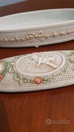 Antico cofanetto in ceramica con puttino alato