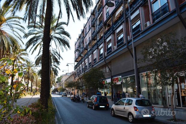 Via dei Mille, locale con 10 vetrine su strada