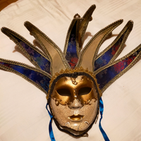 Maschera veneziana originale rotta da restaurare