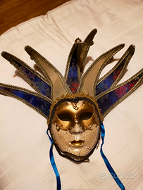 Maschera veneziana originale rotta da restaurare