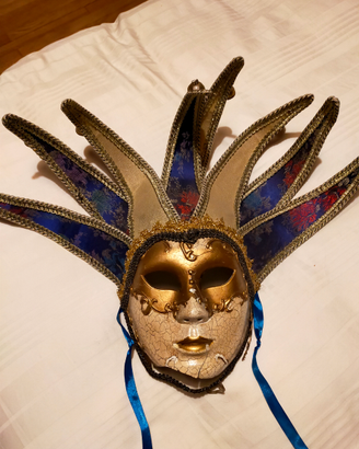 Maschera veneziana originale rotta da restaurare