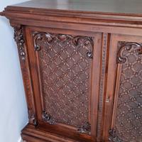 Mobile in legno antico intagliato ad arte