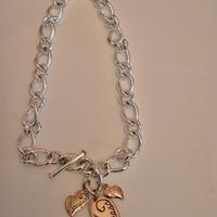 Collana Guess con ciondoli rosa. 