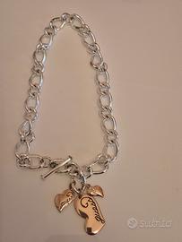 Collana Guess con ciondoli rosa. 