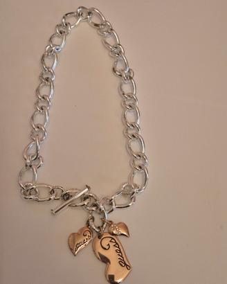 Collana Guess con ciondoli rosa. 