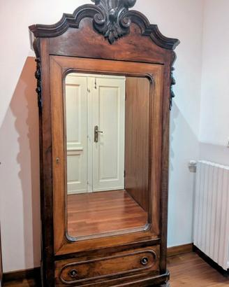 ARMADIO ANTICO IN LEGNO MASSELLO