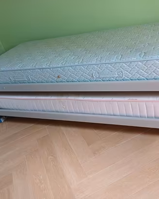 Letto singolo con letto aggiuntivo salvaspazio