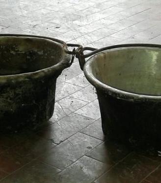 Vecchi paioli metallo