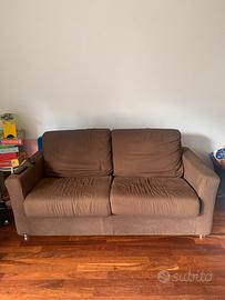 Divano in tessuto marrone