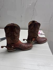 Stivali da cavallo e spazzole