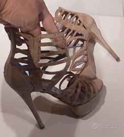 Sandali con design a gabbia in camoscio 