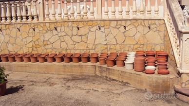 15 vasi in plastica e sottovasi prezzo 30