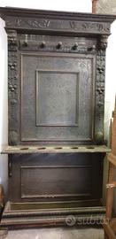 Attaccapanni antico in noce intagliato