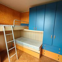 Cameretta con letto a castello e armadio a ponte