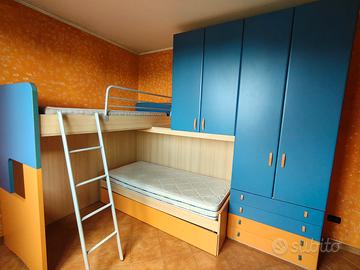 Cameretta con letto a castello e armadio a ponte