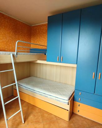 Cameretta con letto a castello e armadio a ponte