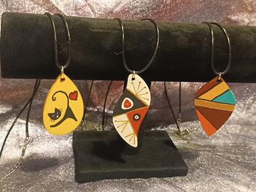 Collane con ciondoli in legno dipinti a mano.