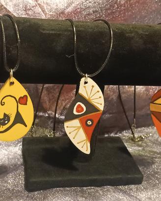 Collane con ciondoli in legno dipinti a mano.