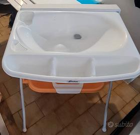Fasciatoio igiene più vasca bagno.