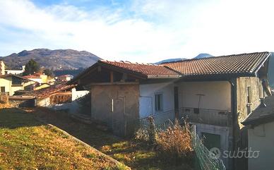 Porzione di casa da ristrutturare con giardino