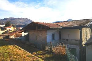 Porzione di casa da ristrutturare con giardino