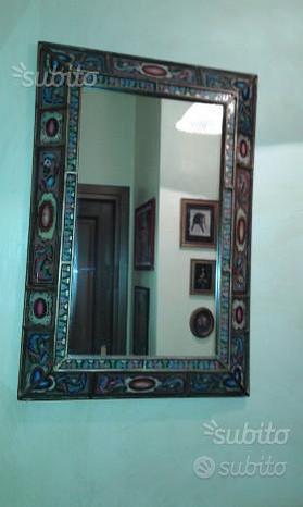 Specchio con cornice dipinta a mano
