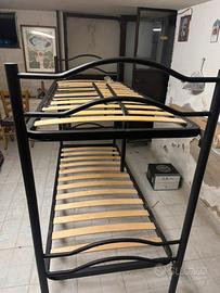 Letto a castello in Ferro nero con doghe in legno