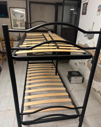 Letto a castello in Ferro nero con doghe in legno