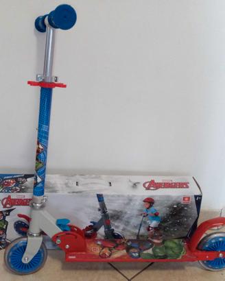 Monopattino Avengers a due ruote per bimbo anni 5+