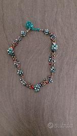 collana lunga con perline multicolore