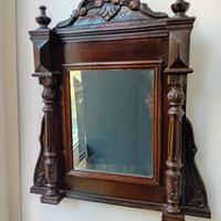 Vecchia specchiera in legno intagliato