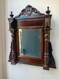 Vecchia specchiera in legno intagliato