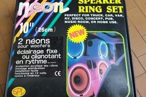 Luci al neon di colore blu per altoparlanti woofer