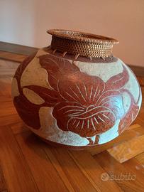 vaso in ceramica e paglia 